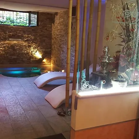 Aurelia Garden Gold Bed & Breakfast